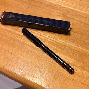 Luxury Lip Lining Pencil in crimson